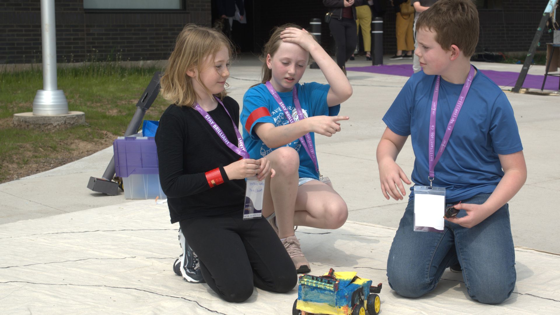 Jeunes travaillant avec un robot dans le cadre de l'un de nos programmes